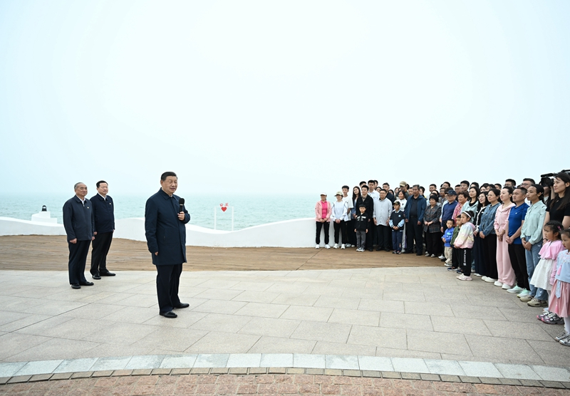5月22日至24日,中共中央總書(shū)記、國(guó)家主席、中央軍委主席習(xí)近平在山東考察。這是22日下午,習(xí)近平在日照市陽(yáng)光海岸綠道同市民和游客親切交流。