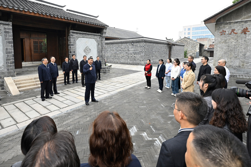 10月17日至18日，中共中央總書記、國家主席、中央軍委主席習(xí)近平在安徽考察。這是17日下午，習(xí)近平在安慶桐城市六尺巷考察時，同當(dāng)?shù)鼐用窈陀慰陀H切交流。
