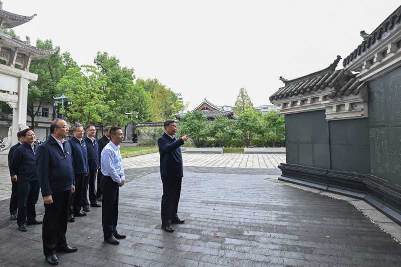 10月17日至18日，中共中央總書記、國家主席、中央軍委主席習(xí)近平在安徽考察。這是17日下午，習(xí)近平在安慶桐城市六尺巷考察。