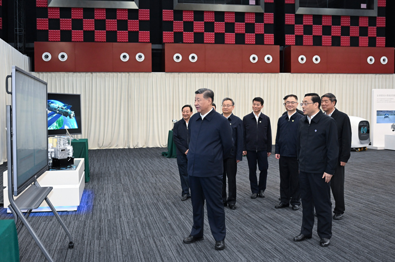 10月17日至18日，中共中央總書記、國家主席、中央軍委主席習(xí)近平在安徽考察。這是17日下午，習(xí)近平在合肥濱湖科學(xué)城察看安徽省重大科技創(chuàng)新成果集中展示。