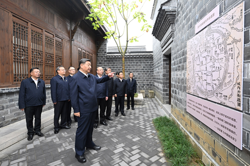10月17日至18日，中共中央總書記、國家主席、中央軍委主席習(xí)近平在安徽考察。這是17日下午，習(xí)近平在安慶桐城市六尺巷考察。