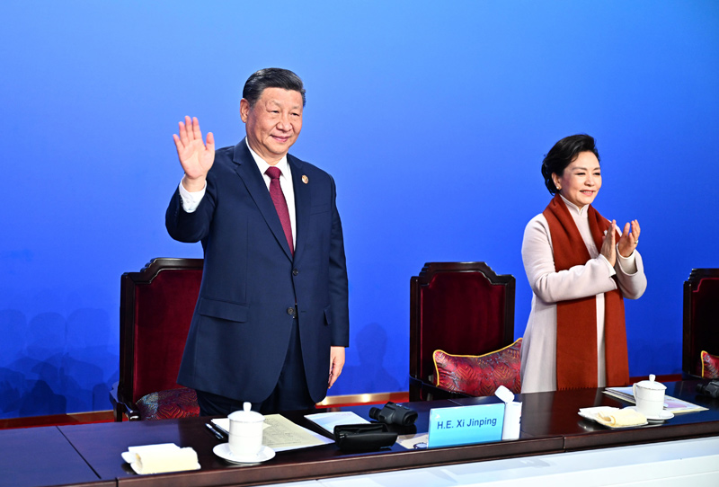 2月7日晚,第九屆亞洲冬季運(yùn)動會在黑龍江省哈爾濱市隆重開幕。這是國家主席習(xí)近平在主席臺上向大家揮手致意。