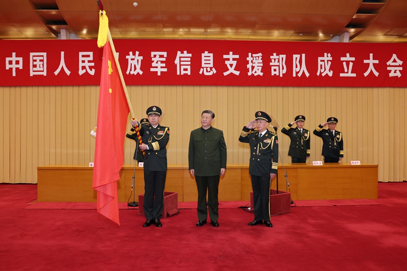 4月19日,中國人民解放軍信息支援部隊(duì)成立大會在北京八一大樓隆重舉行。中共中央總書記、國家主席、中央軍委主席習(xí)近平向信息支援部隊(duì)授予軍旗并致訓(xùn)詞。這是習(xí)近平將軍旗授予信息支援部隊(duì)司令員畢毅、政治委員李偉。