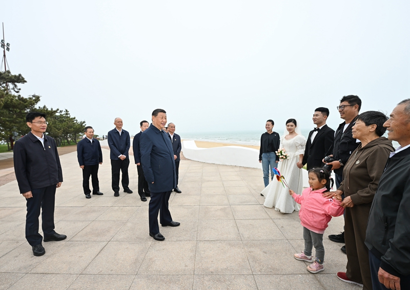 5月22日至24日,中共中央總書(shū)記、國(guó)家主席、中央軍委主席習(xí)近平在山東考察。這是22日下午,習(xí)近平在日照市陽(yáng)光海岸綠道同市民親切交流。